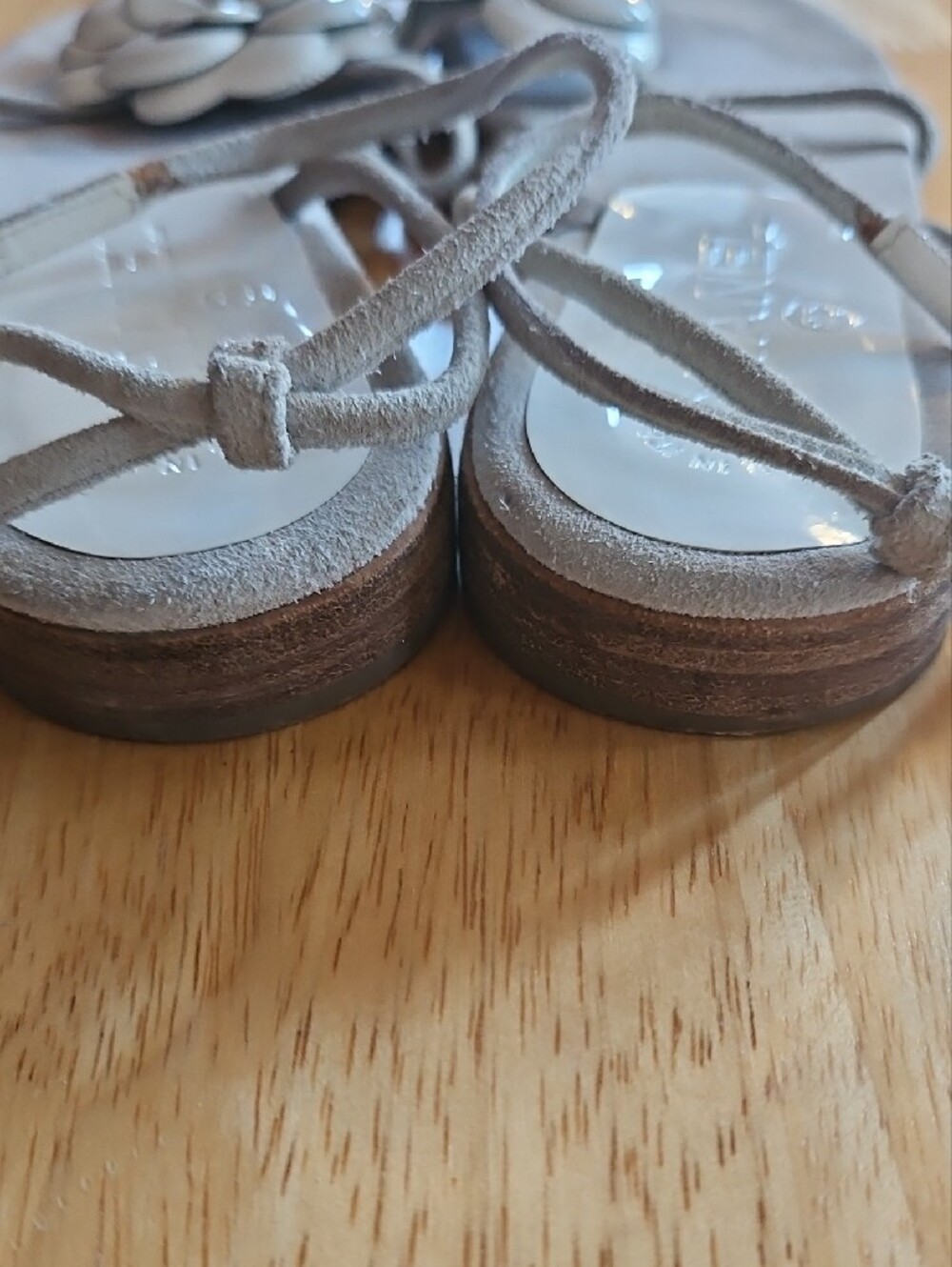 CHANEL Vintage Thong Gray Suede and White Patent Leather Sandals - Picture 3 of 16